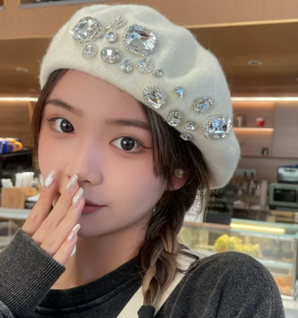 Topi beret dengan hiasan bros